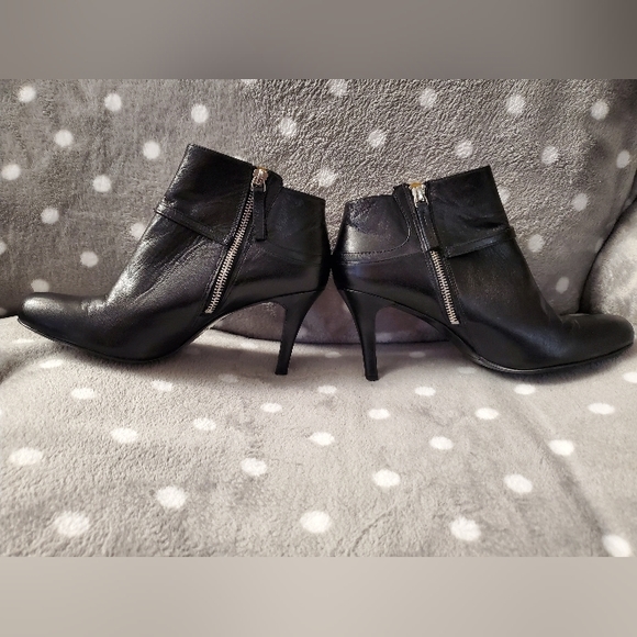 Nine West - Size 8.5, leather, heeled, zip up ankle boots. - Picture 6 of 16